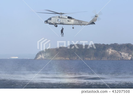 SH-60B日本美國海軍的Seahawk反潛直升機,也積極參與東日本大地震的災難調度,並進行救援訓練 SH-60B日本美國海軍的Seahawk反潛直升機,也積極參與東日本大地震的災難調度,並進行救援訓練 43207508