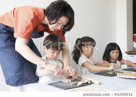 Children's cooking class 43209032
