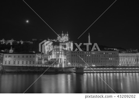 (Monochrome) Night view Notre Dame Cathedral seen from the Saone river (Monochrome) Night view Notre Dame Cathedral seen from the Saone river 43209202