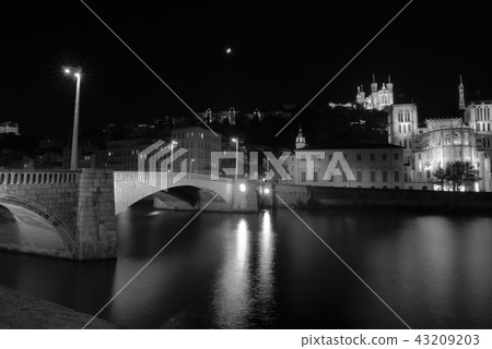 (單色)夜景從索恩河看到的巴黎圣母院 (單色)夜景從索恩河看到的巴黎圣母院 43209203