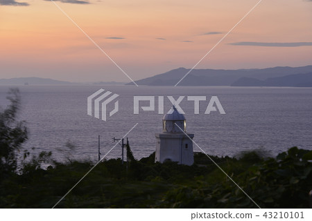 [Nagasaki Prefecture I-O Island] Evening landscape of the Iyojima lighthouse 43210101