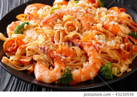 Pasta fettuccine with seafood, vegetables 43210556
