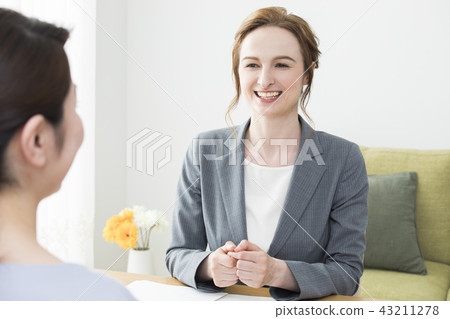 A Japanese woman talking to a foreign woman 43211278