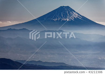 Mt. Fuji seen from the Yatsugatake mountain peak · Akadake summit Mt. Fuji seen from the Yatsugatake mountain peak · Akadake summit 43211386