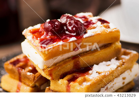Viennese wafers with berry jam 43213029