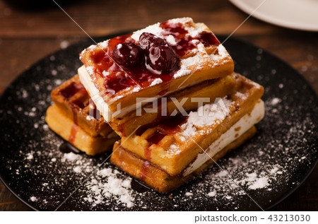 Viennese wafers with cherry jam 43213030