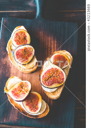 Toasts with cheese and figs 43213669