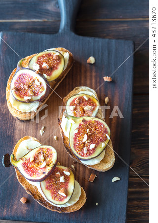 Toasts with cheese and figs 43213670