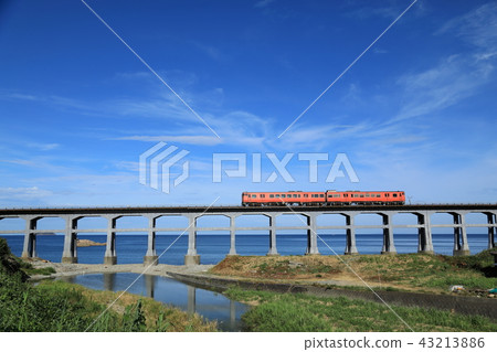 A train that runs through the Tongxiang River Bridge 43213886