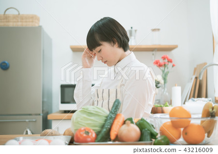 主婦 家庭主婦 偏頭痛 43216009