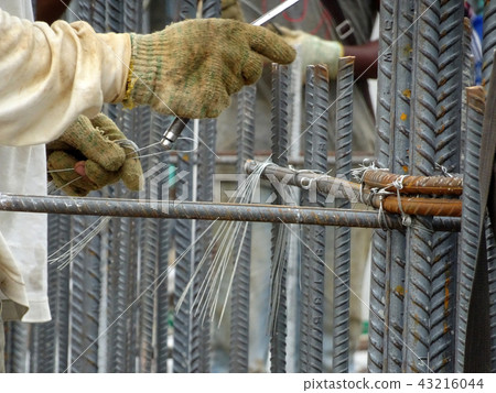 Installing reinforcement bar at the site. Installing reinforcement bar at the site. 43216044