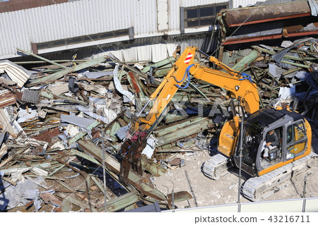 Demolition site working with a dismantling gripper Demolition site working with a dismantling gripper 43216711