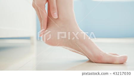 woman foot close up woman foot close up 43217030