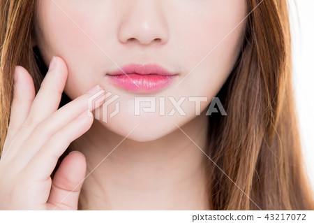 beauty woman touch lips 43217072