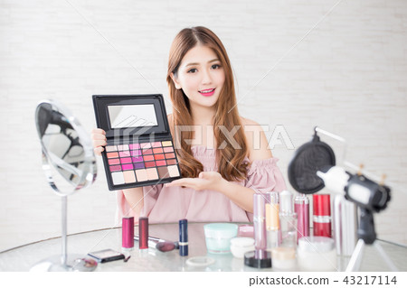 woman take makeup palette 43217114