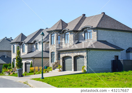 Living expensive homes in Canada. Living expensive homes in Canada. 43217687