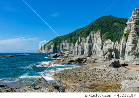 [Saimura, Shimokita Peninsula, Aomori Prefecture] Tenryuiwa: Hotokegaura is a landscape of paradise pure paradise with a variety of large and small strange rocks made by green tuff 43218197