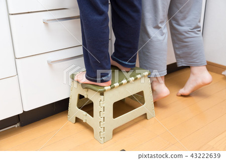 Brother of elementary school student who helps 43222639