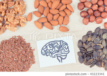 Drawing of brain and best nutritious food 43223341
