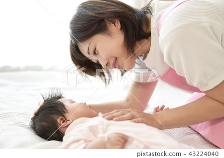 Baby sitter nursery baby nap 43224040