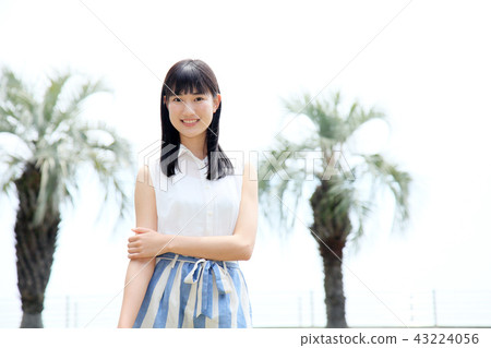 一個年輕的女人帶著微笑 43224056