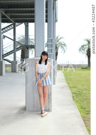 Young lady's portrait 43224487