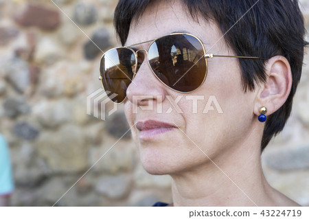 Woman with sunglasses 43224719