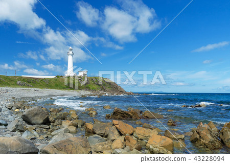 [Shimokita Peninsula Shiriyazaki, Aomori Prefecture] White lighthouse and Tsugaru Strait 43228094