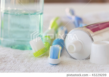 toothbrush toothpaste mouthwash for healthcare 43229209