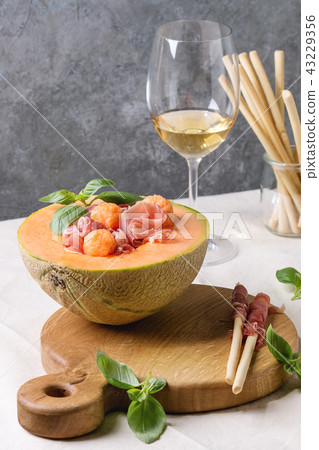 Melon and ham salad 43229356
