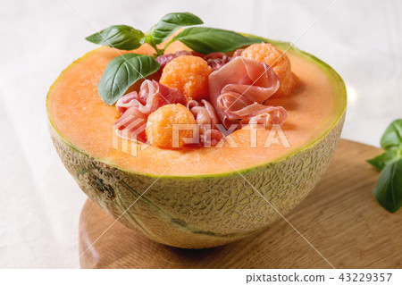 Melon and ham salad 43229357