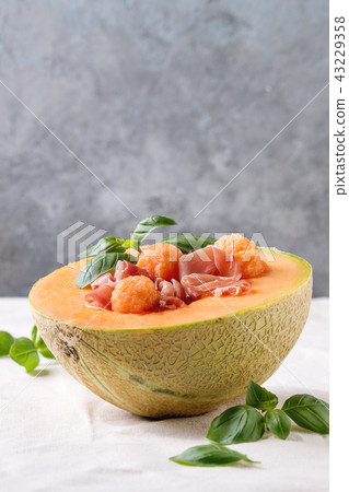 Melon and ham salad 43229358