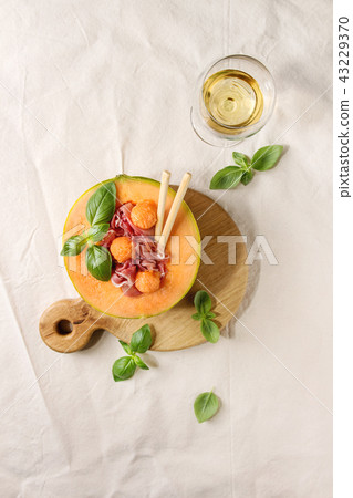 Melon and ham salad 43229370