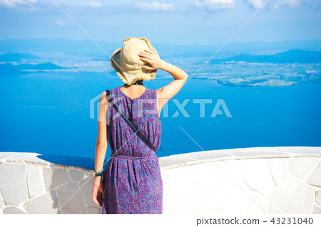 Lake Biwa terrace woman 43231040