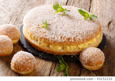 Traditional tropezienne with a layer of cream 43232210