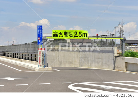 Under bus Under bus 43233563