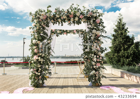 wedding hupa decorated with flowers 43233694