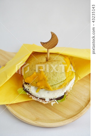 Hamburger, moon-view burger, handmade burger (Hamburger) Hamburger, moon-view burger, handmade burger (Hamburger) 43235143