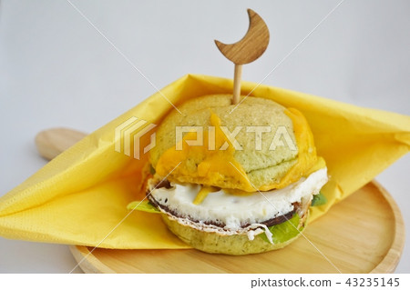 Komatsuna buns, burgers, and moonlit burger 43235145