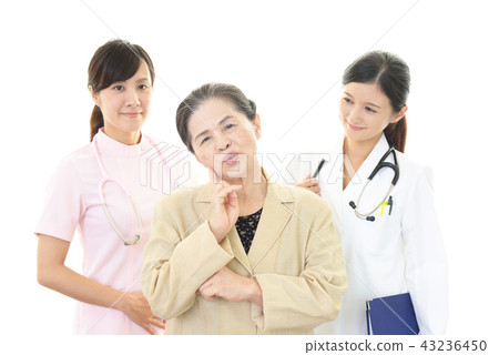 微笑的老年人和醫務人員 43236450