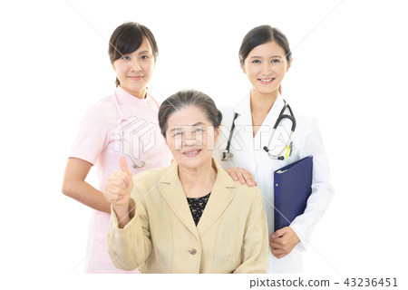 微笑的老年人和醫務人員 43236451