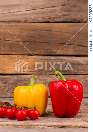 Fresh yellow and red bell peppers. 43239228