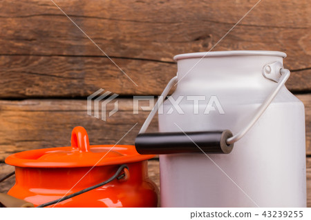 Enameled milk cans with lids. 43239255