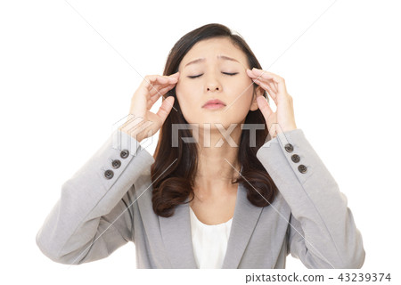 A woman complaining of a headache 43239374