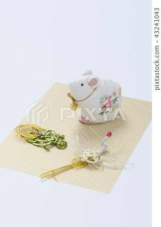 Child's doll and crane and turtle water Child's doll and crane and turtle water 43241043