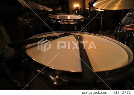Jazz club drum set 43242722