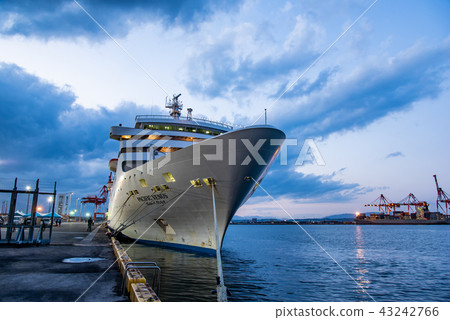 Evening landscape of a large ship petrified bean calling at the Mie Yokkaichi Port 43242766