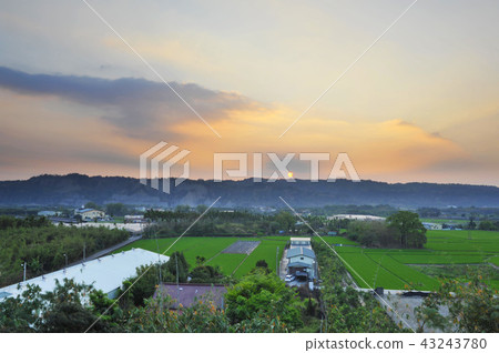 西邊的日落，受到鄉村的風景。 43243780
