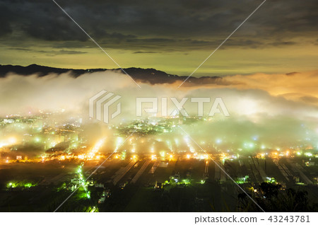 朝霞山城堡上空無雲的Masonashi飛行。 Shiryuriko，普遍的秀麗和幻想的都市風景燈籠圖像。 43243781