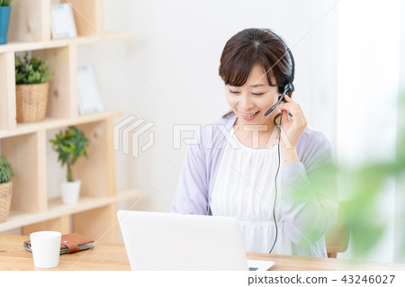 家庭主婦家庭工人戴著耳機和聊天女性中間婦女外語學習 家庭主婦家庭工人戴著耳機和聊天女性中間婦女外語學習 43246027